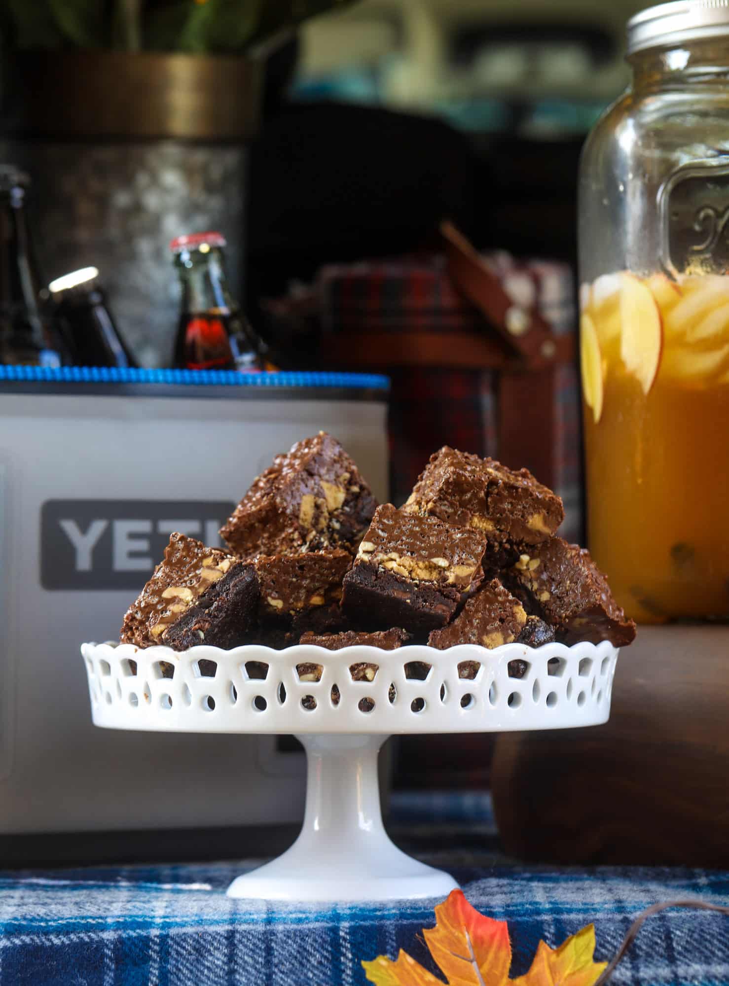 These are the best tailgating recipes right here! This tailgating menu contains some of the most popular recipes that are easily made ahead of time and taste delicious. Huge crowd pleasers for football season! I howsweeteats.com #tailgating #football #season #recipes #party #food