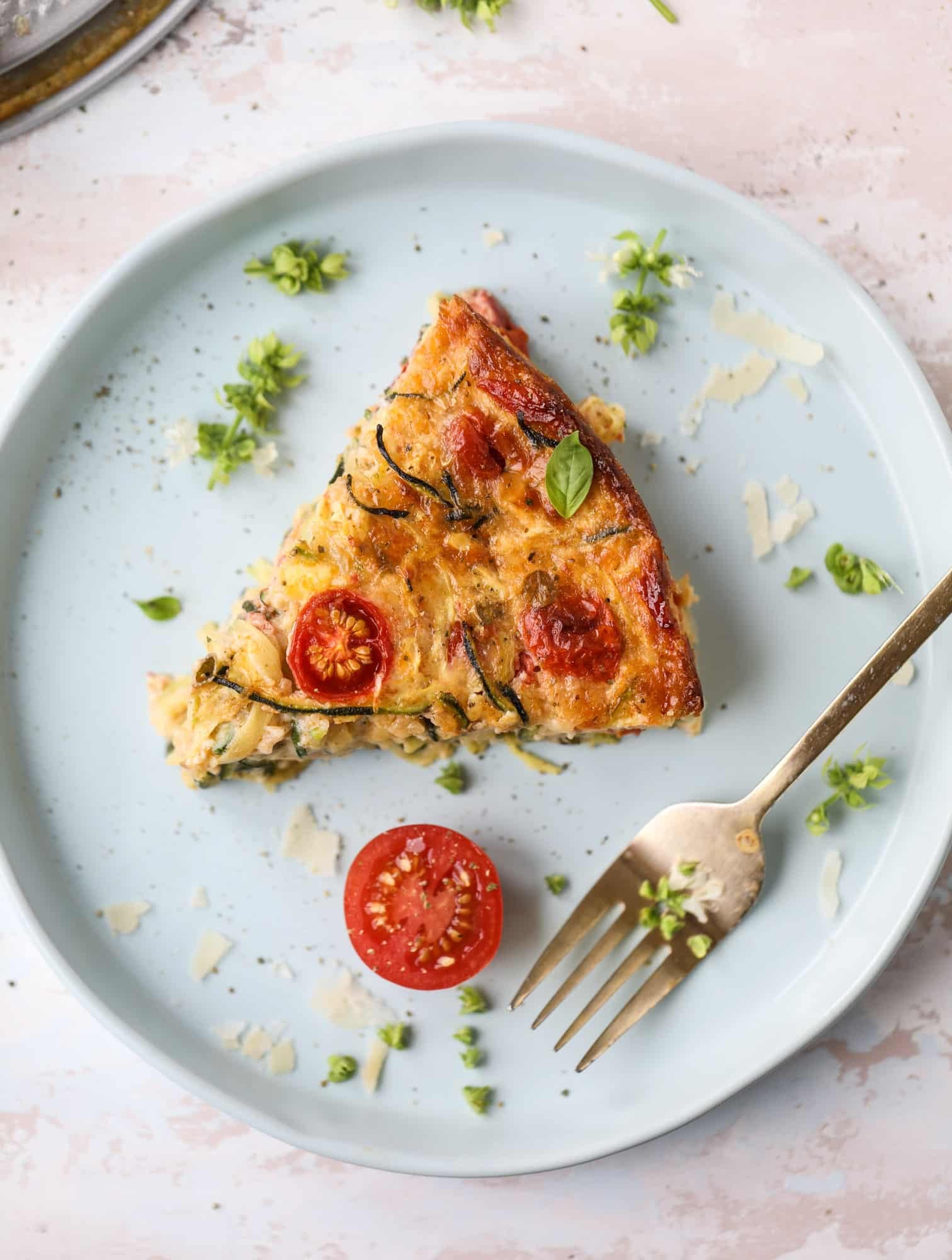 This zucchini pie recipes is absolutely divine and perfect for breakfast or dinner! Completely with garlic and blistered tomatoes, it combines cheese and egg to make a to-die-for frittata-like dish that can be eaten hot or cold! I howsweeteats.com #zucchini #pie #tomatoes #eggs #recipes #garden #summer
