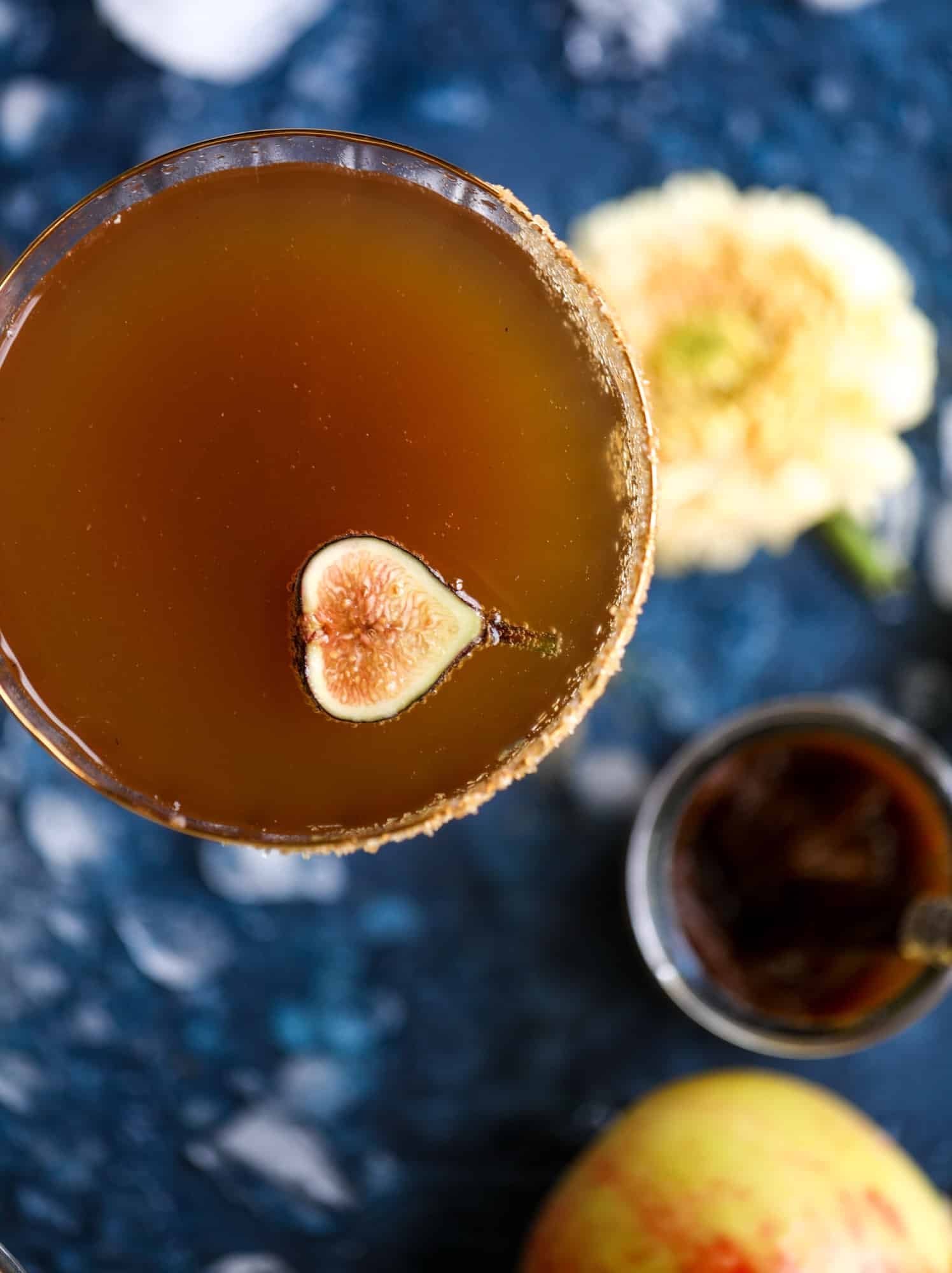 This apple butter cocktail is perfect for the fall season and incredible delicious! It's super simple too: you need apple butter, bourbon and ginger ale or ginger beer. A cinnamon sugar rim and a fig garnish make it super pretty. YUM. I howsweeteats.com #apple #butter #cocktail #bourbon #fizz