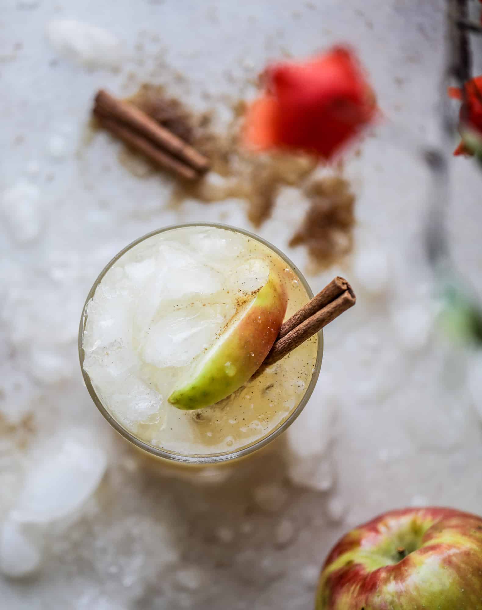 This honeycrisp apple cocktail is so perfect for fall! Fresh honeycrisp apple juice, honeycrisp apple syrup, vodka and ginger beer come together to create a refreshing, bubbly drink for autumn. Finished with a cinnamon sugar rim - YUM. I howsweeteats.com #honeycrisp #apple #cocktail #fall #drinks #vodka
