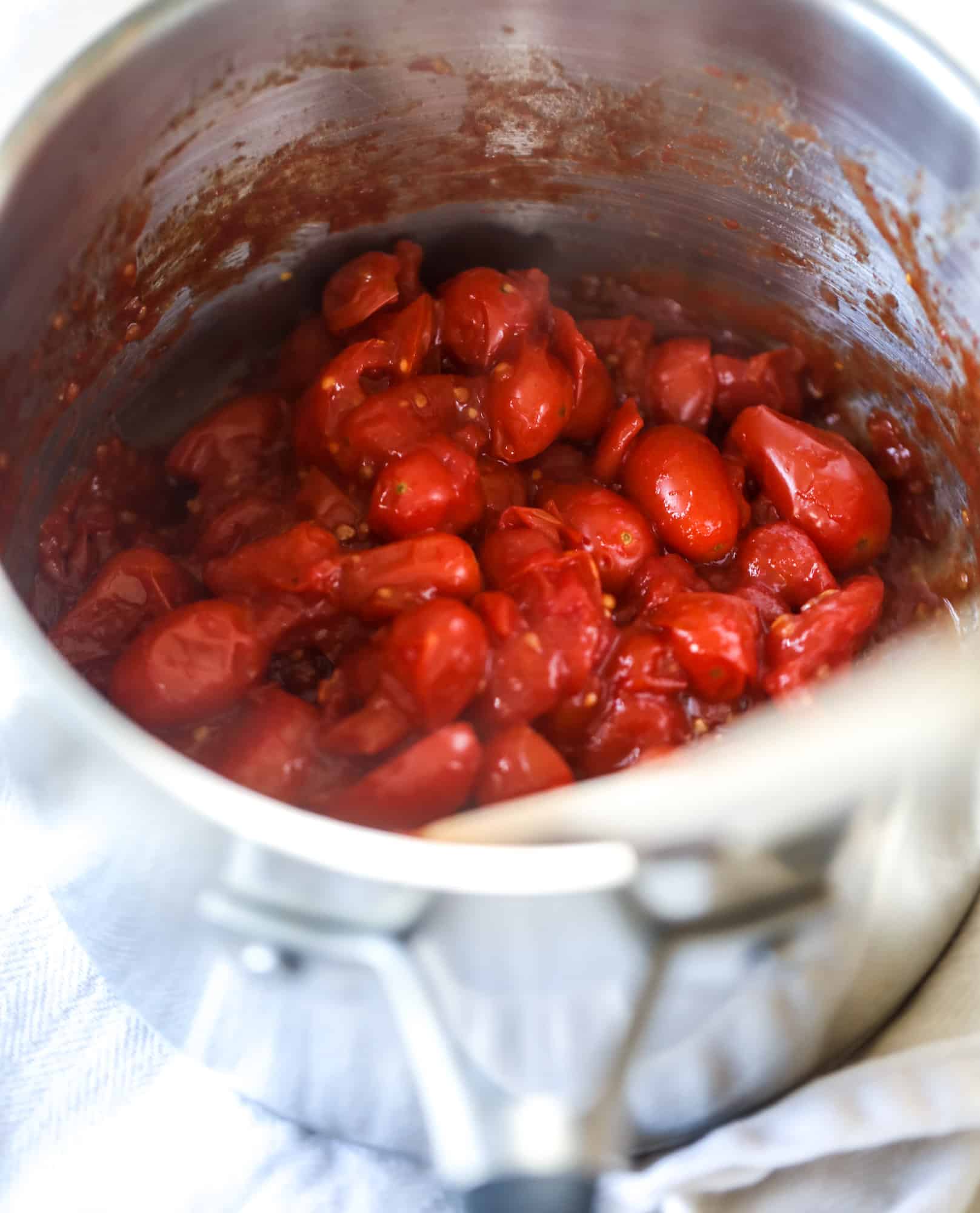 This ricotta jam jar is the perfect appetizer and snack to serve at a party! Based on the ricotta jam jar served at Nordstrom Cafe, it starts with creamy ricotta, is topped with flavorful basil pesto and a quick tomato jam. Serve with crunchy bread and dip dip dip! I howsweeteats.com #ricotta #jam #jar #nordstrom #tomato #pesto #appetizer #dip
