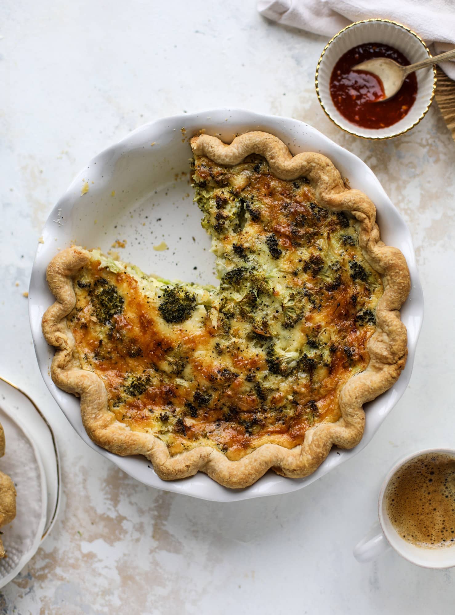 This broccoli cheese quiche is absolutely perfect for brunch, lunch or even dinner! It's delicious served warm or cold, perfect paired with a greens salad and is a recipe that can be made ahead of time! I howsweeteats.com #broccolicheese #quiche