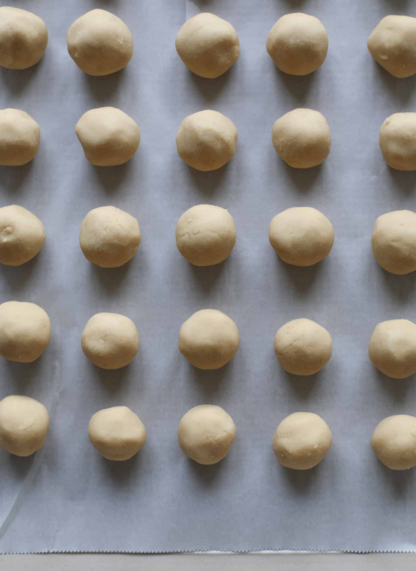 These cashew butter buckeyes are a fun and modern twist on the traditional buckeye recipe! Creamy cashew butter makes a delicious, rich dough and then it's coated in chocolate and sprinkled with sea salt. Delicious! I howsweeteats.com #cashewbutter #buckeyes