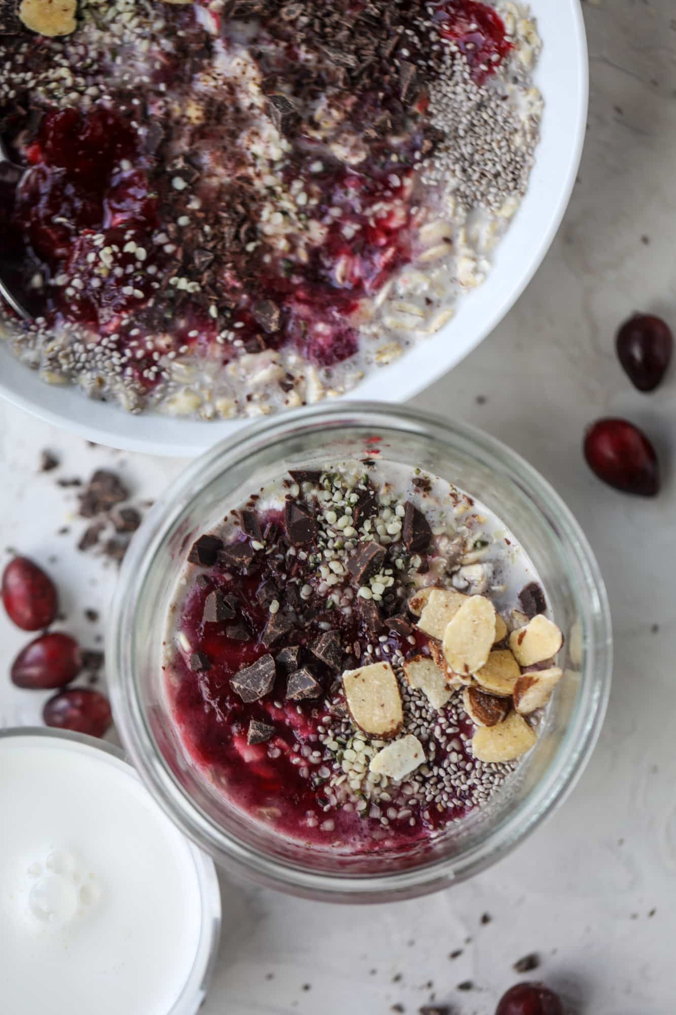 These leftover cranberry overnight oats are the perfect post-Thanksgiving breakfast! Leftover cranberry sauce and dark chocolate come together to flavor chewy, chilled overnight oats. Add on sliced almonds, chia seeds and hemp hearts for more deliciousness! I howsweeteats.com #overnight #oats
