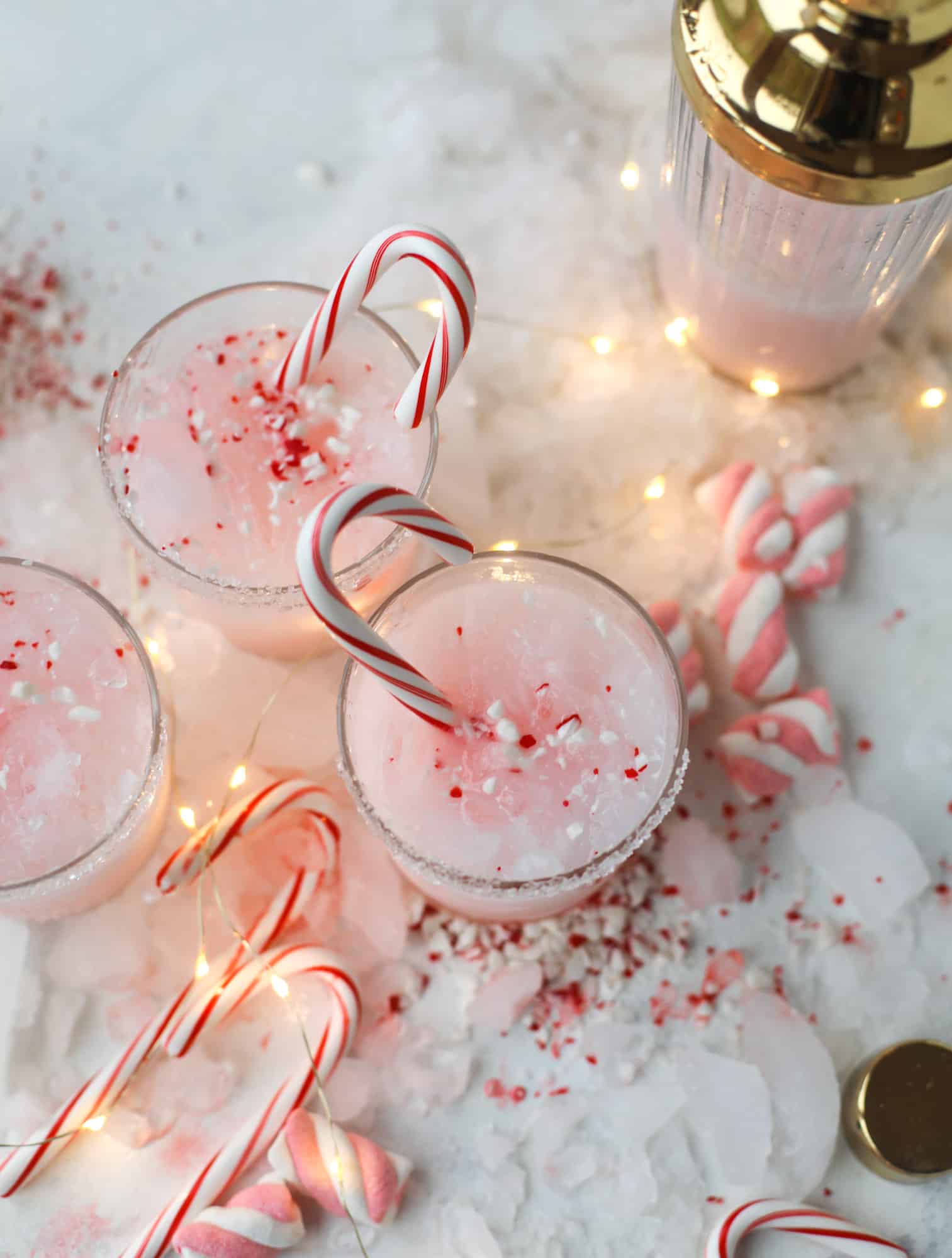This pink peppermint cocktail is full of holiday cheer! Candy cane vodka, creme de cacao, vanilla and a drop of cream come together to create the perfect iced holiday drink that tastes like a treat! I howsweeteats.com #pinkpeppermint #cocktail