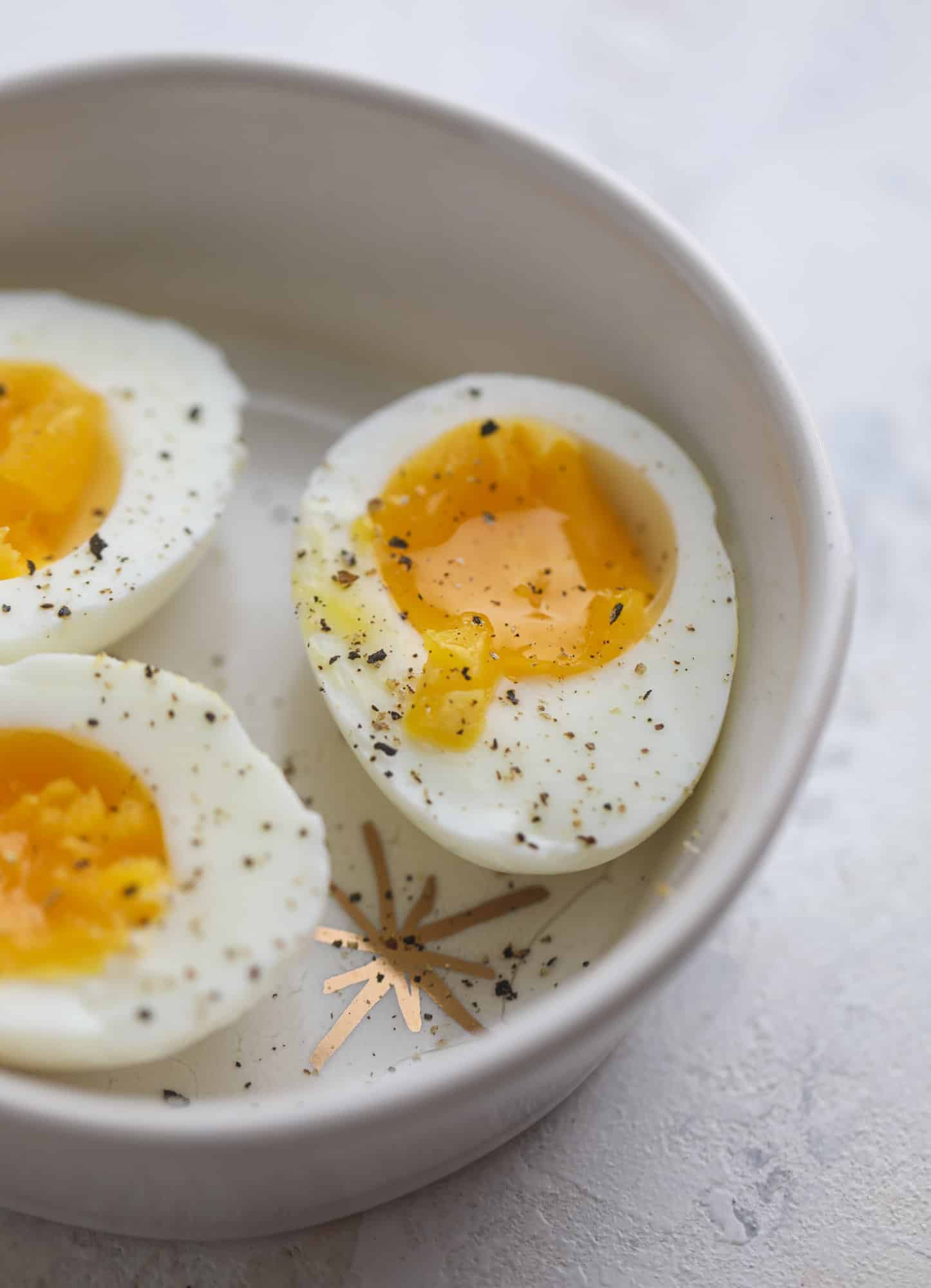 This is my favorite way to make an incredible smoked salmon platter! Fresh smoked salmon with bagels, soft boiled eggs, cream cheese and capers, everything seasoning and so much more. Perfect for holiday breakfasts and brunches! I howsweeteats.com #smokedsalmon #platter