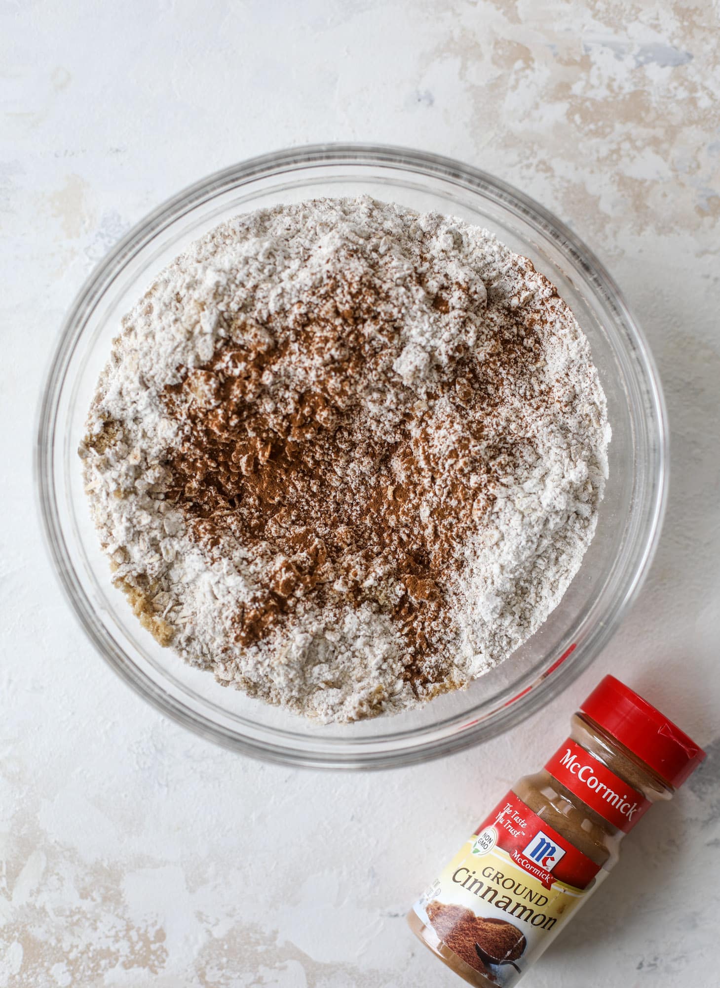 These snickerdoodle caramelitas have a layer of chewy, cinnamon sugared oatmeal bar topped with cream white chocolate and more crumbly, chewy oatmeal bites. They are super delicious and festive! I howsweeteats.com #snickerdoodle #caramelitas