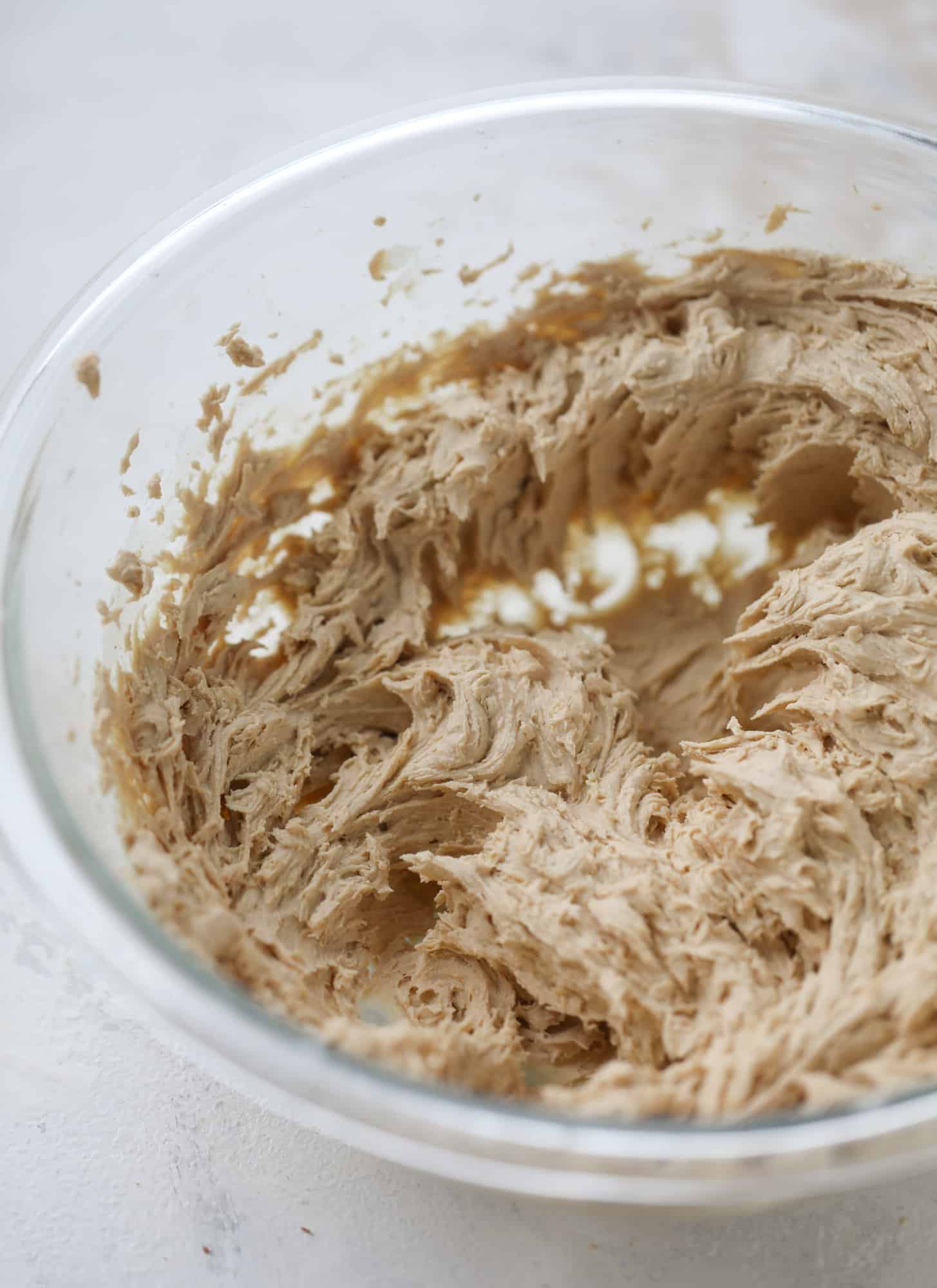 Easy chocolate peanut butter cake is the way to my heart. Moist chocolate cake, fluffy peanut butter frosting. It's the perfect dessert, anytime! I howsweeteats.com #chocolatepeanutbutter #cake