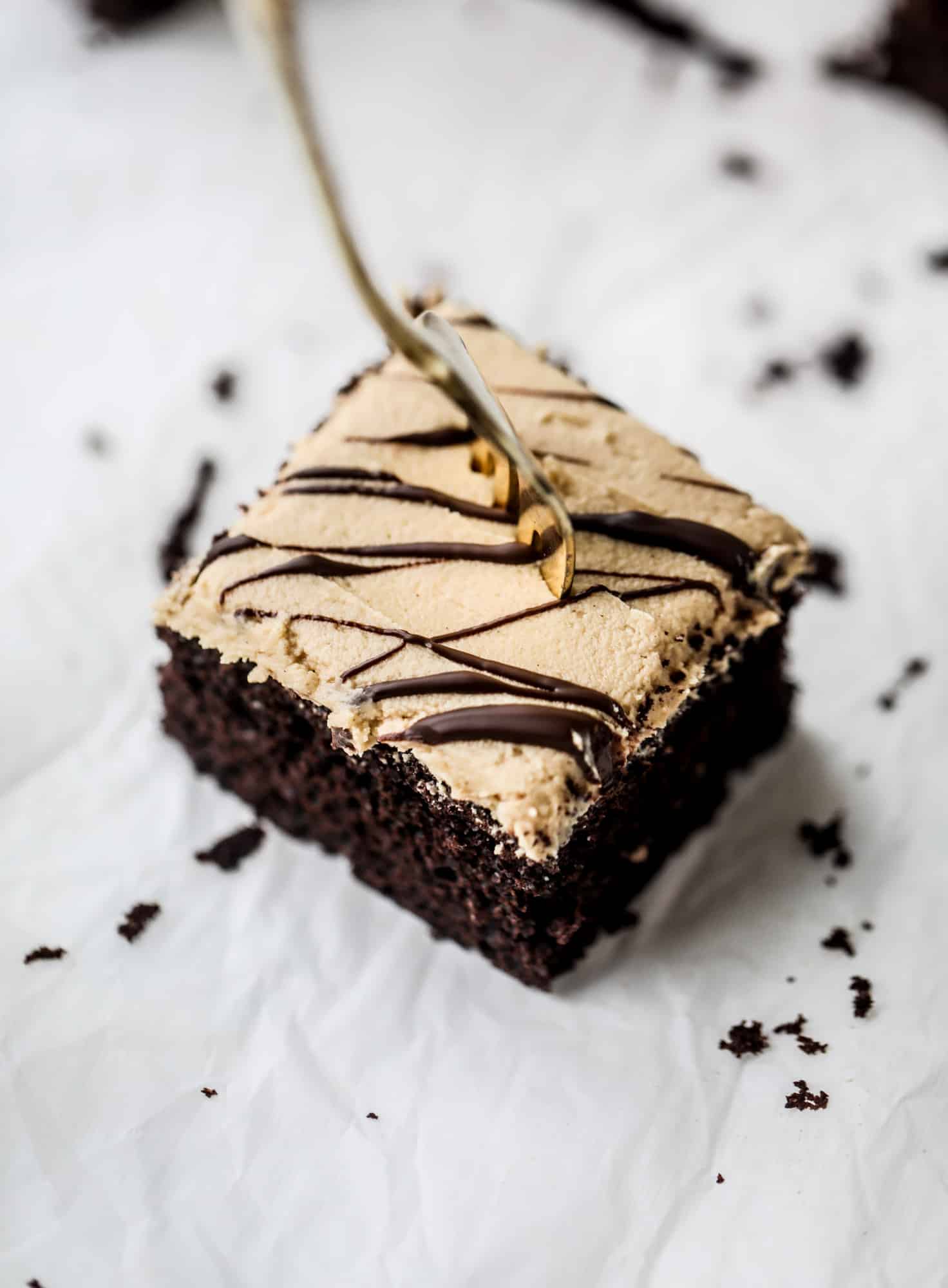 Easy chocolate peanut butter cake is the way to my heart. Moist chocolate cake, fluffy peanut butter frosting. It's the perfect dessert, anytime! I howsweeteats.com #chocolatepeanutbutter #cake