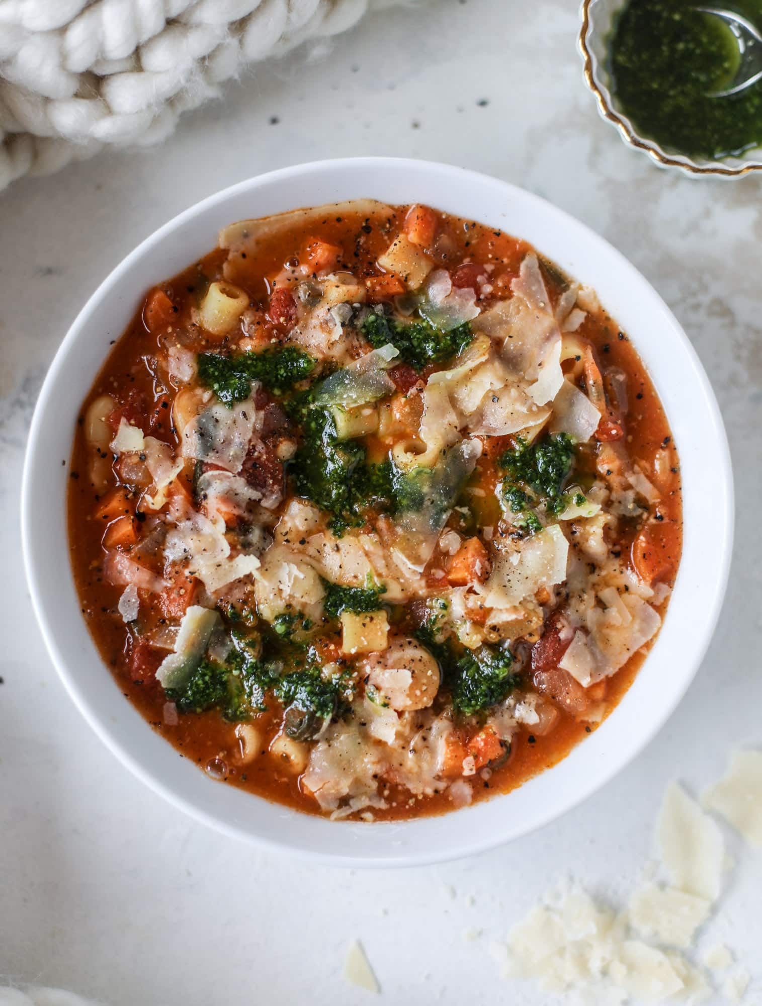 This fire roasted minestrone soup is like a huge in a bowl. Chock full of vegetables, fire roasted tomatoes and butter beans, the bowl is topped off with a delicious kale pesto that adds even more flavor. Satisfying, healthy and perfect for dinner! I howsweeteats.com #minestrone #soup