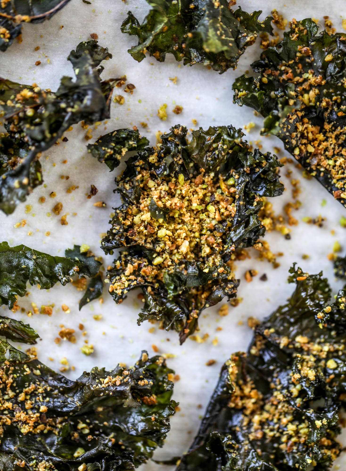 Parmesan pistachio kale chips are an easy and healthy snack - fully of nutty, cheesy flavor and crispy like regular chips! I howsweeteats.com