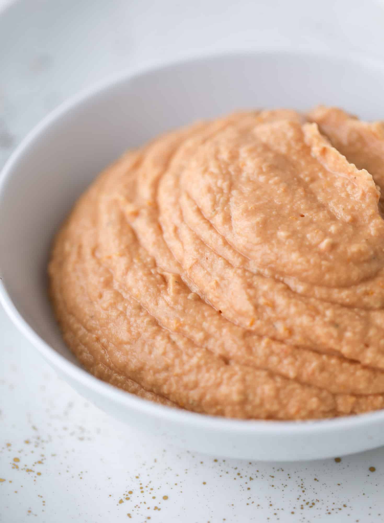 Slow roasted tomato hummus is a creamy and savory spread that is perfect for dipping, sandwiches or wraps, salads and bowls of all kind! I howsweeteats.com #slowroastedtomato #hummus