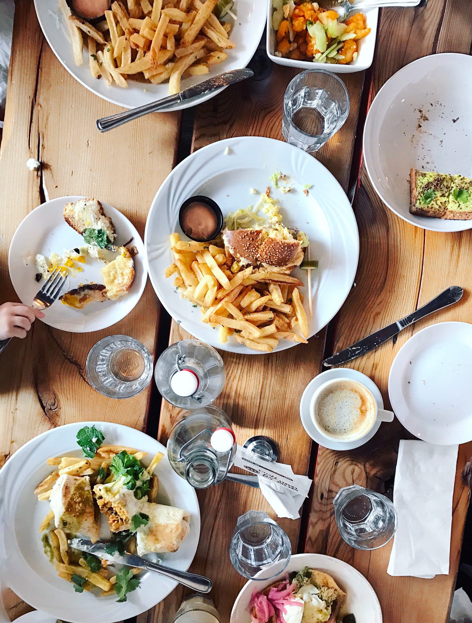 A guide to my favorites places to eat in Pittsburgh along with the best Pittsburgh restaurants. Everything from coffee to dinner! I howsweeteats.com #pittsburgh #restaurants