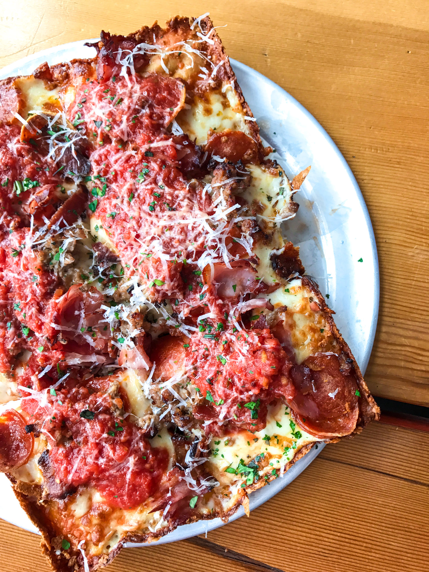 A guide to my favorites places to eat in Pittsburgh along with the best Pittsburgh restaurants. Everything from coffee to dinner! I howsweeteats.com #pittsburgh #restaurants