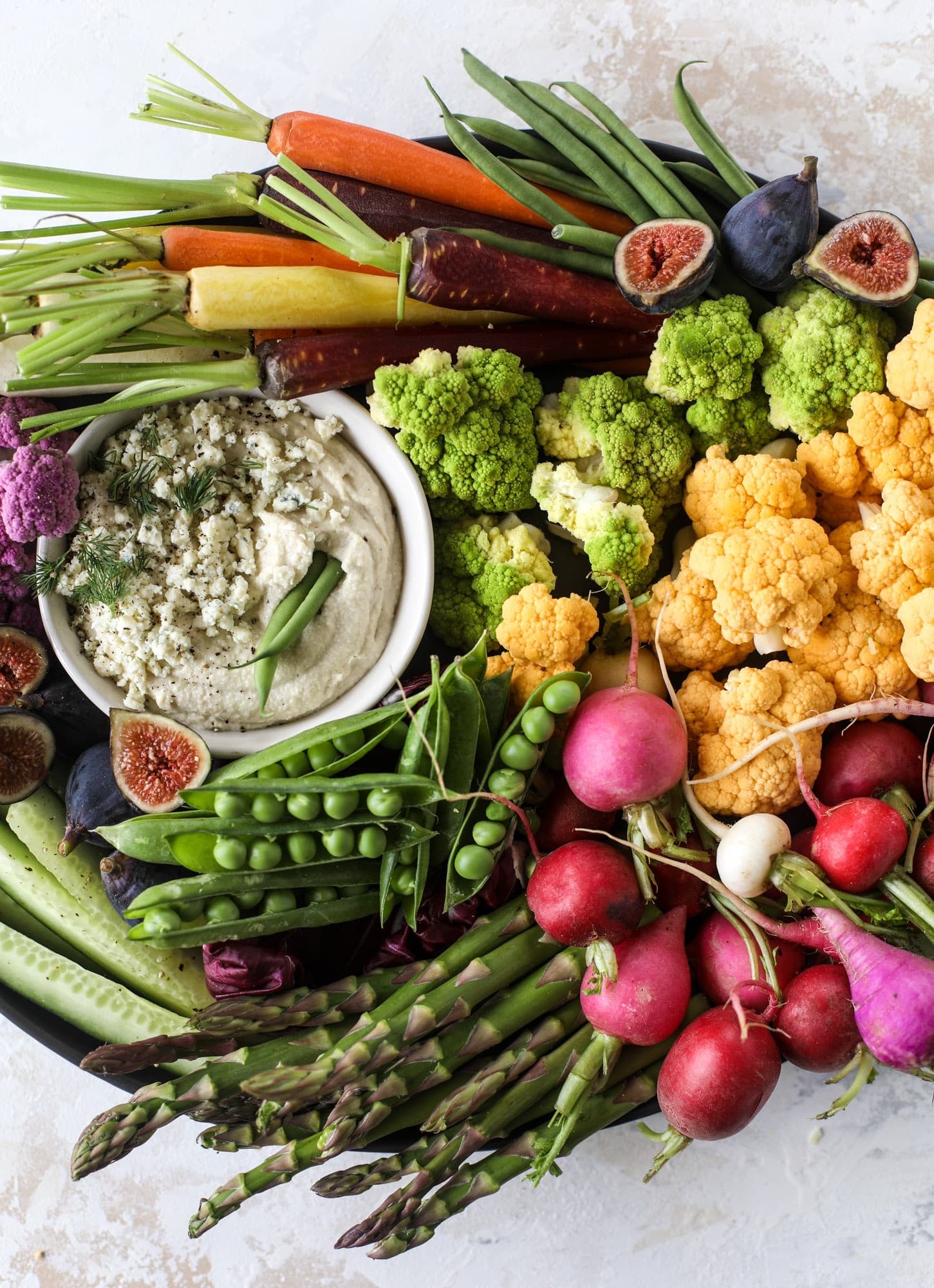 This creamy cashew blue cheese dip is a fantastic snack or appetizer! Grab some veggies, crackers and chips and get your dip on. I howsweeteats.com #bluecheese #dip