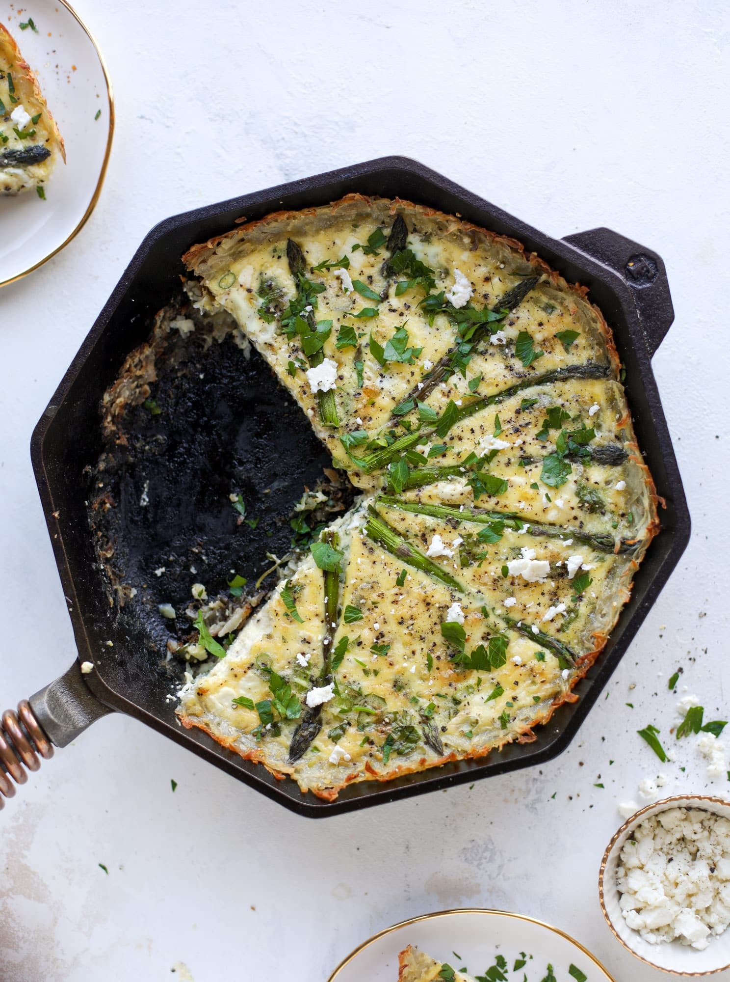 This hash brown quiche is such a fantastic meal! Perfect for brunch or dinner, the bottom is a crispy hash brown crust and the filling is divine. I howsweeteats.com #hashbrown #quiche