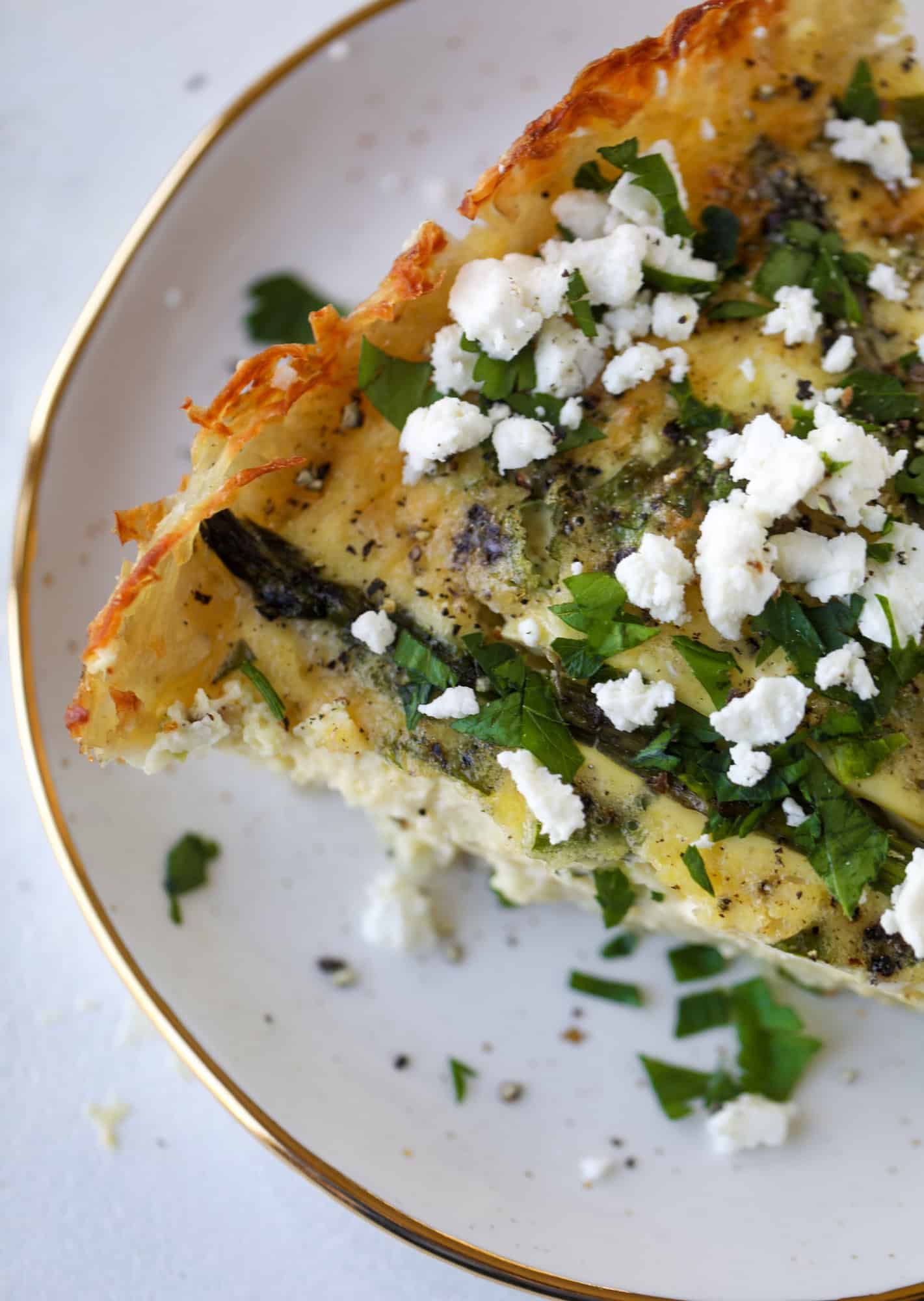 This hash brown quiche is such a fantastic meal! Perfect for brunch or dinner, the bottom is a crispy hash brown crust and the filling is divine. I howsweeteats.com #hashbrown #quiche