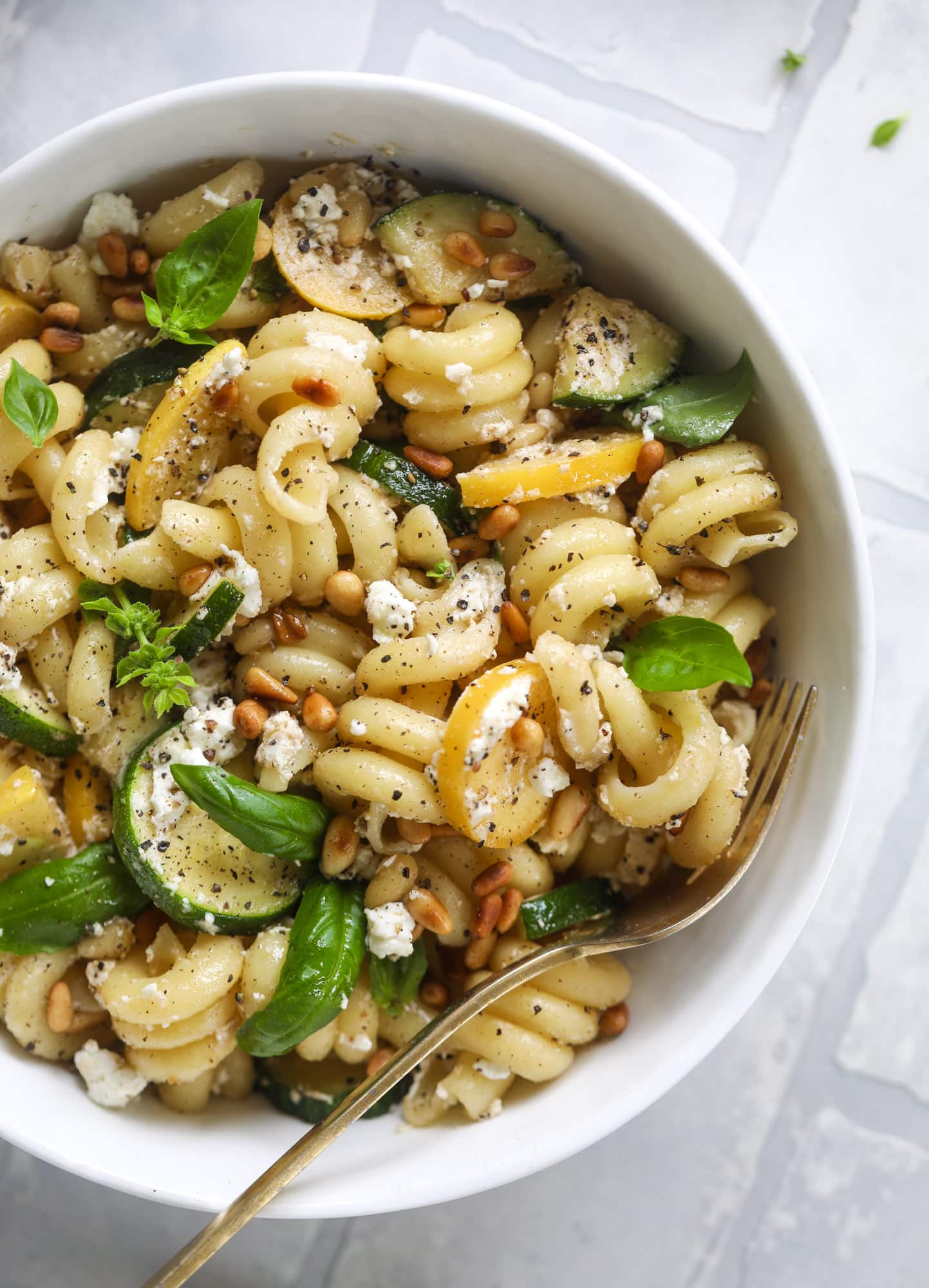 This summer squash pasta skillet is so super easy and delicious! You can have it made in 20 minutes and it will become your new favorite dinner!