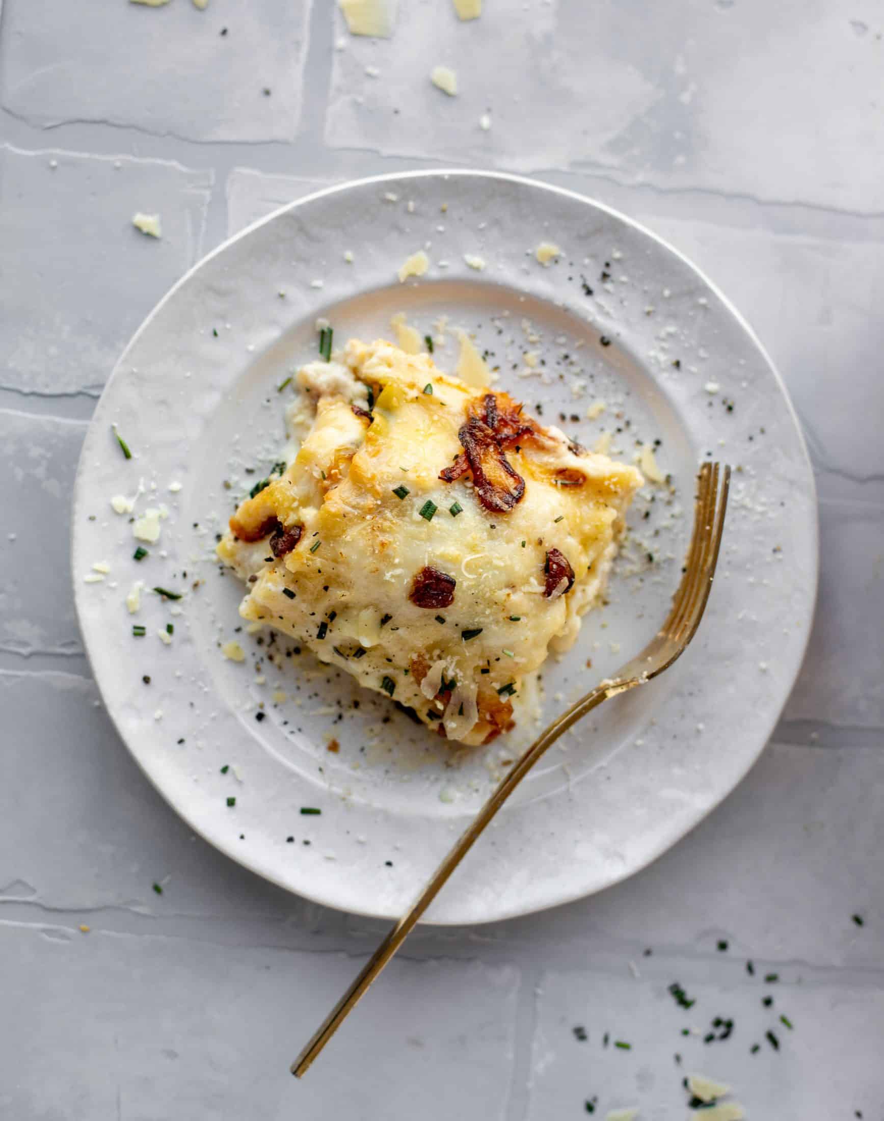 These french onion chicken lasagna roll ups are loaded with flavor! Creamy sauce, chicken, spinach, caramelized onions and gruyere cheese. Love!