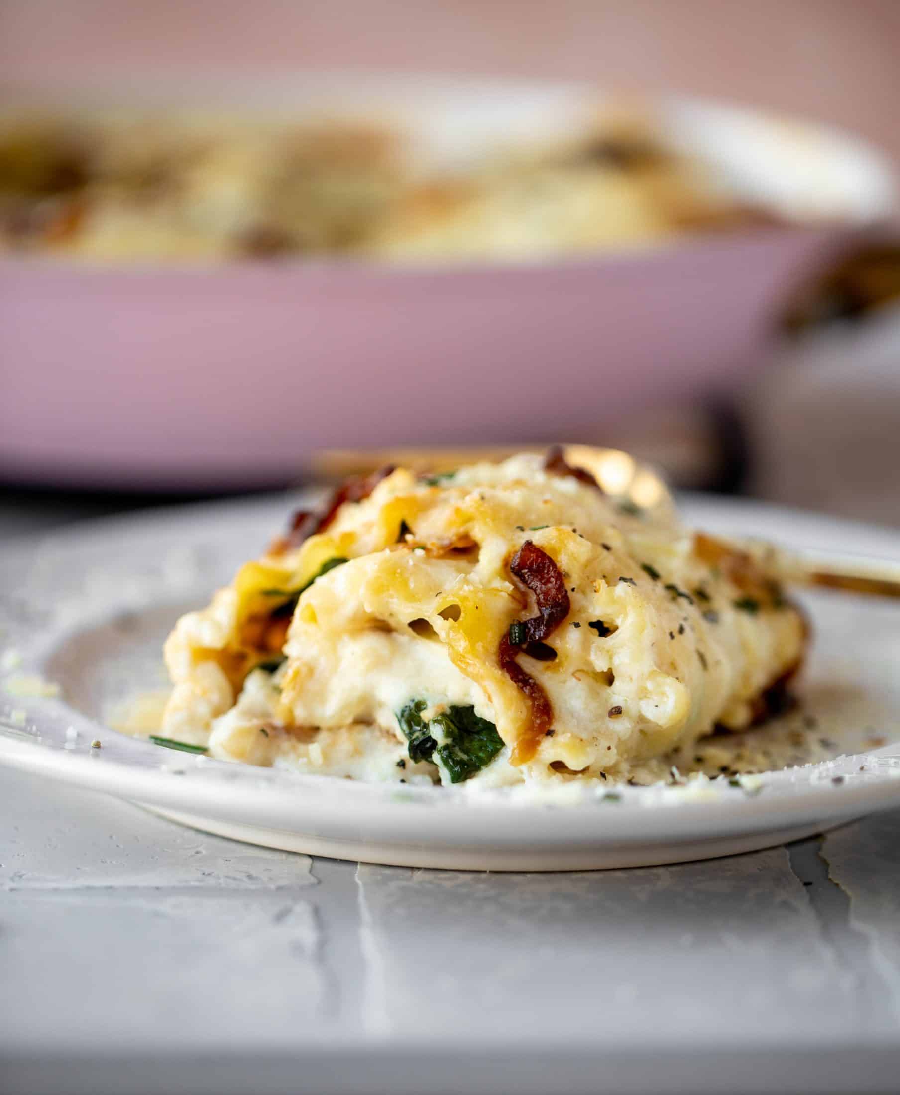 These french onion chicken lasagna roll ups are loaded with flavor! Creamy sauce, chicken, spinach, caramelized onions and gruyere cheese. Love!