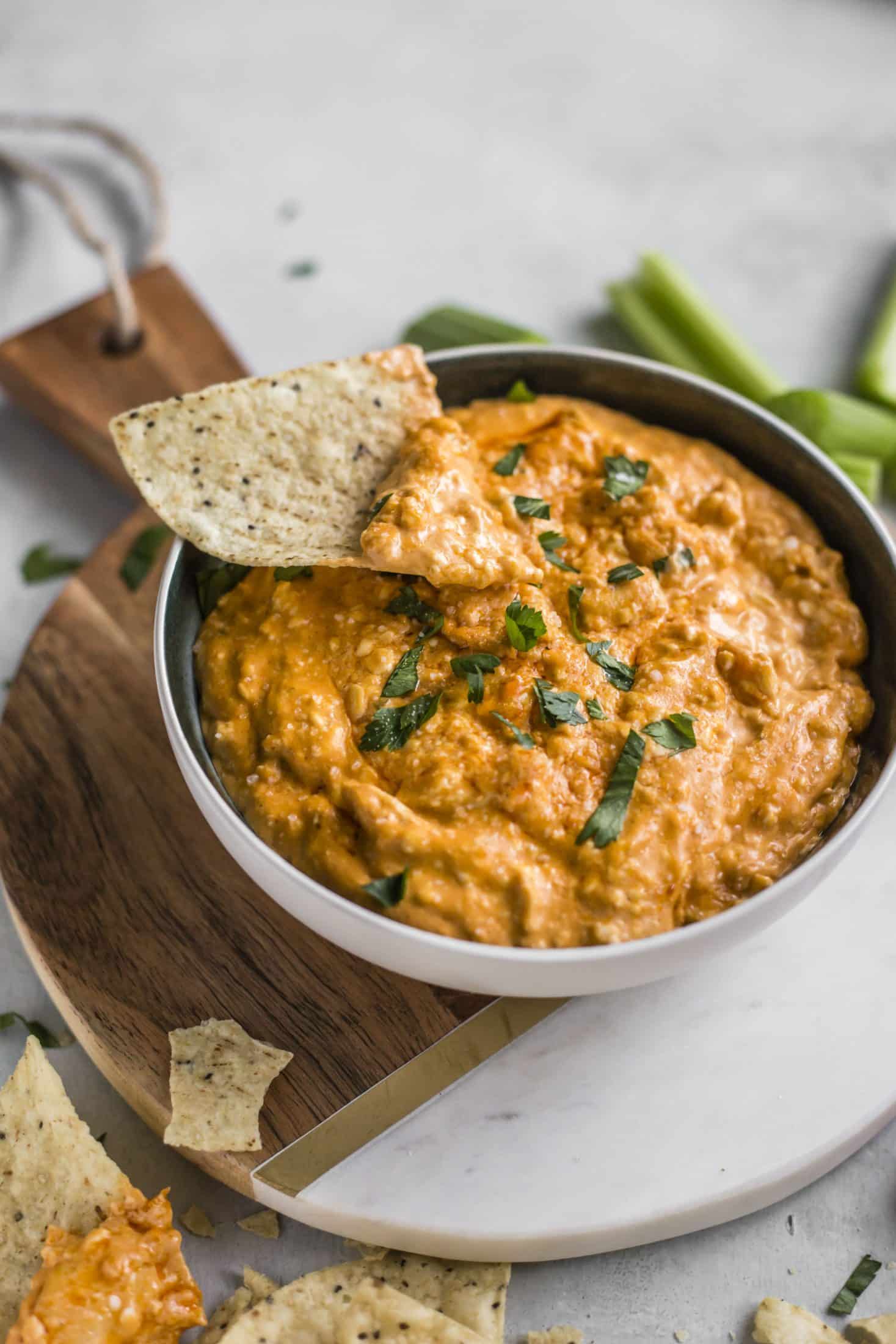 This is the best buffalo chicken dip recipe! Creamy, cheesy, slightly spicy and full of delicious chicken and flavors. Perfect for tailgating, football games, parties and weekends. This recipe is classic and super easy to make. I howsweeteats.com #buffalo #chicken #dip #recipe