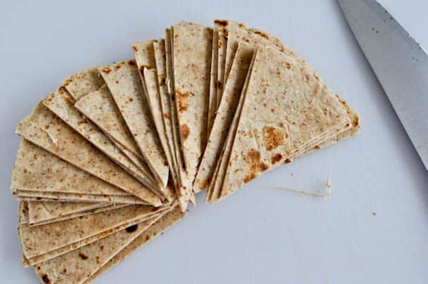 Layered Baked Buffalo Chicken Nachos I howsweeteats.com Layered Baked Buffalo Chicken Nachos I howsweeteats.com