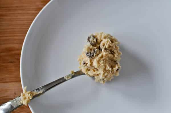 Chocolate Chip Cookie Dough Stuffed Cinnamon Rolls I howsweeteats.com Chocolate Chip Cookie Dough Stuffed Cinnamon Rolls I howsweeteats.com