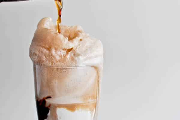 Hot Fudge Root Beer Float Cupcakes I howsweeteats.com Hot Fudge Root Beer Float Cupcakes I howsweeteats.com