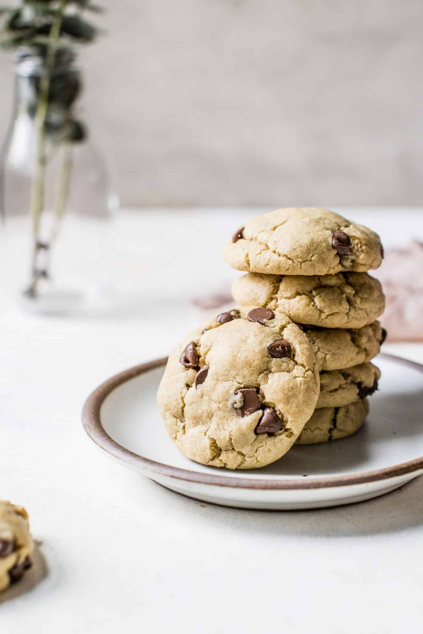 These puffy peanut butter cookies with chocolate chips are my most favorite peanut butter chocolate chip cookie ever! They are soft but also a little chewy and the combination is just to die for! Comes together super easily too. I howsweeteats.com #peanutbutter #cookies
