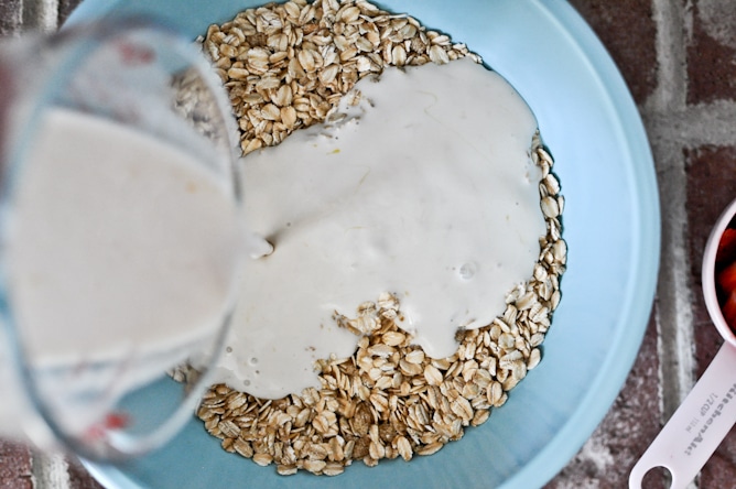 Strawberry Banana Cream Baked Oatmeal Squares I howsweeteats.com Strawberry Banana Cream Baked Oatmeal Squares I howsweeteats.com