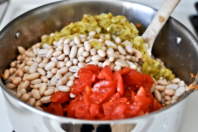 Smoky White Bean Chicken Chili I howsweeteats.com Smoky White Bean Chicken Chili I howsweeteats.com