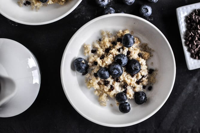 Chocolate Chip Blueberry Breakfast Quinoa I howsweeteats.com Chocolate Chip Blueberry Breakfast Quinoa I howsweeteats.com