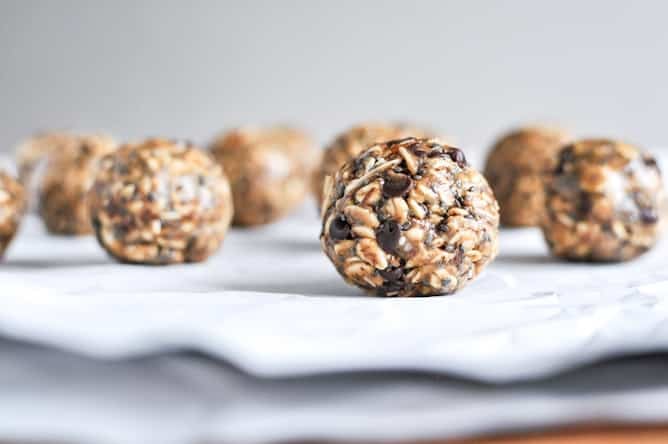 Healthy: Quick + Easy No Bake Oatmeal Peanut Butter Bites I howsweeteats.com Healthy: Quick + Easy No Bake Oatmeal Peanut Butter Bites I howsweeteats.com