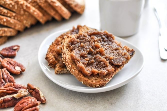 Roasted Pecan Pumpkin Butter I howsweeteats.com Roasted Pecan Pumpkin Butter I howsweeteats.com