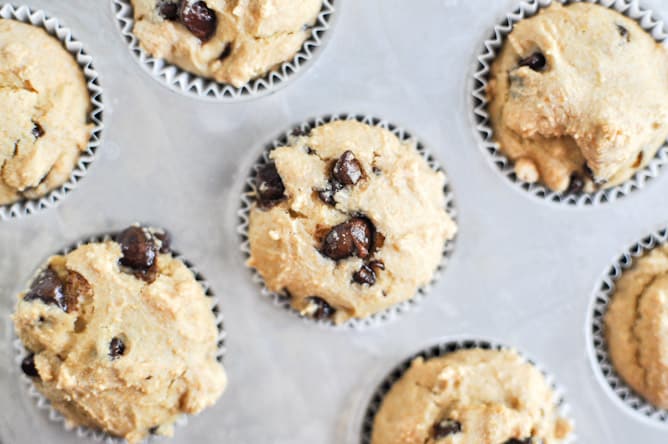 Mini Whole Wheat Chocolate Chip Muffins I howsweeteats.com