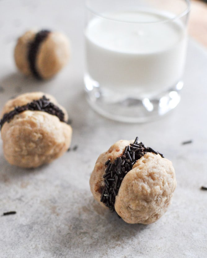 Fat Little Peanut Butter Oatmeal Cookie Sandwiches with Chocolate Ganache I howsweetetas.com Fat Little Peanut Butter Oatmeal Cookie Sandwiches with Chocolate Ganache I howsweetetas.com