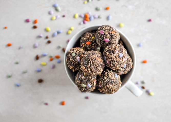 No-Bake Double Chocolate Peanut Butter Snack Bites I howsweeteats.com No-Bake Double Chocolate Peanut Butter Snack Bites I howsweeteats.com