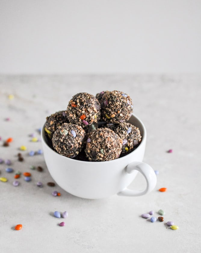 No-Bake Double Chocolate Peanut Butter Snack Bites I howsweeteats.com