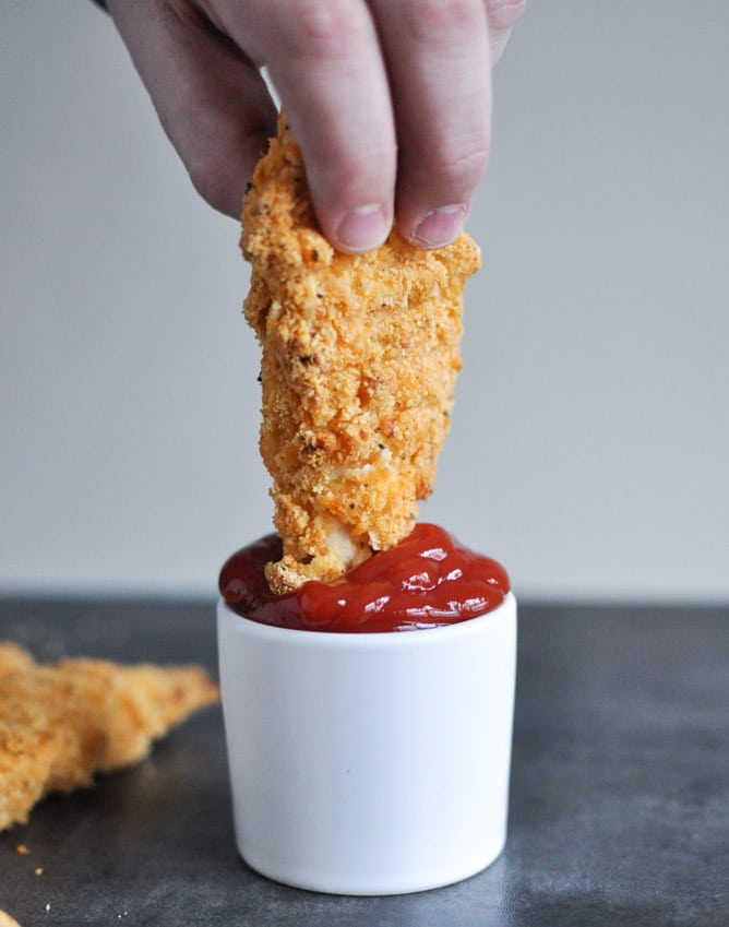 Buttermilk Almond Crusted Chicken Fingers I howsweeteats.com