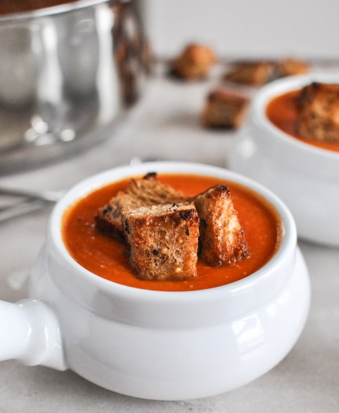 Creamy Tomato Soup with Brown Butter Garlic Croutons I howsweeteats.com