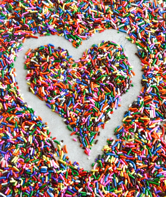 Dark Chocolate Fudge Merlot Cupcakes I howsweeteats.com Dark Chocolate Fudge Merlot Cupcakes I howsweeteats.com