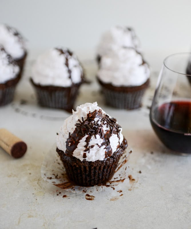 Dark Chocolate Fudge Merlot Cupcakes I howsweeteats.com Dark Chocolate Fudge Merlot Cupcakes I howsweeteats.com