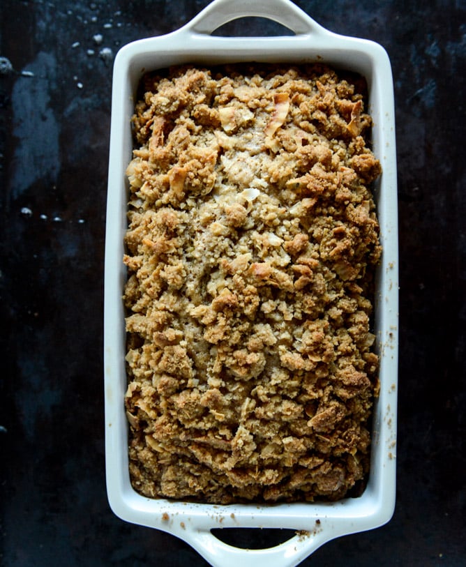 Whole Wheat Banana Bread with Coconut Cinnamon Streusel I howsweeteats.com