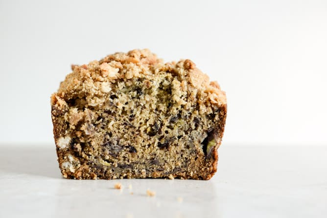 Whole Wheat Banana Bread with Coconut Cinnamon Streusel I howsweeteats.com