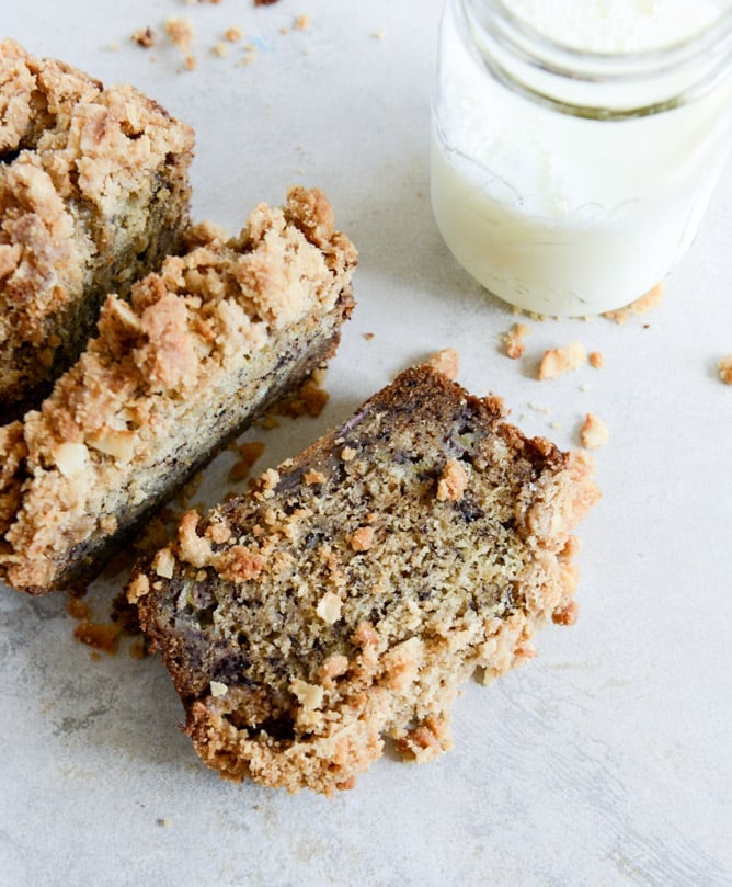 Whole Wheat Banana Bread with Coconut Cinnamon Streusel I howsweeteats.com