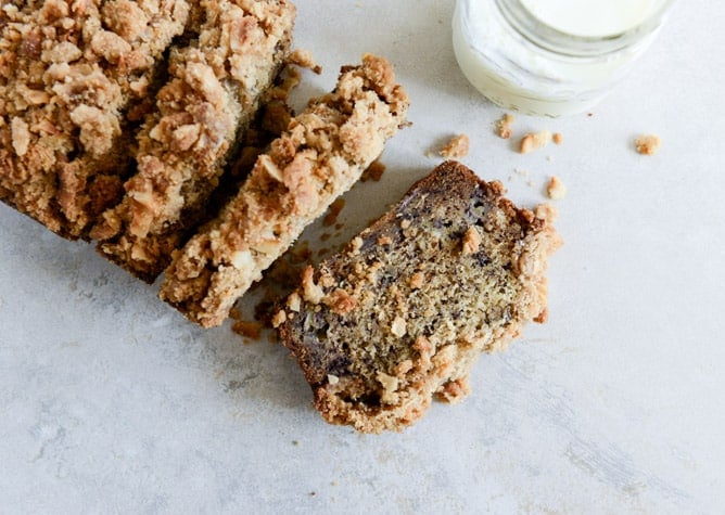 Whole Wheat Banana Bread with Coconut Cinnamon Streusel I howsweeteats.com