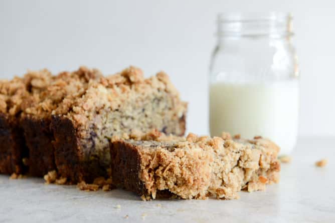 Whole Wheat Banana Bread with Coconut Cinnamon Streusel I howsweeteats.com
