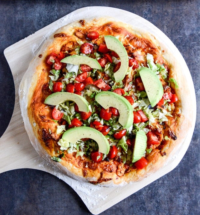 Chicken Enchilada Pizza I howsweeteats.com