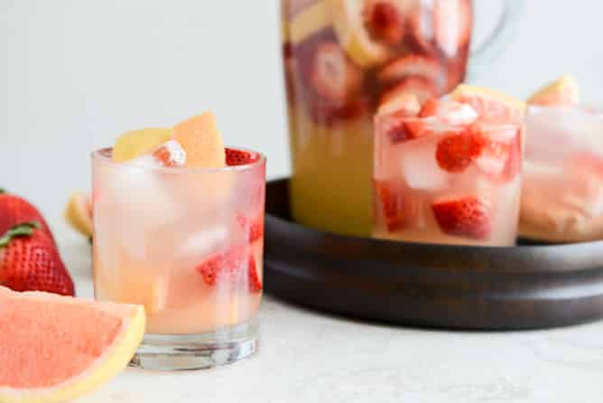 Sparkling Grapefruit Sangria I howsweeteats.com