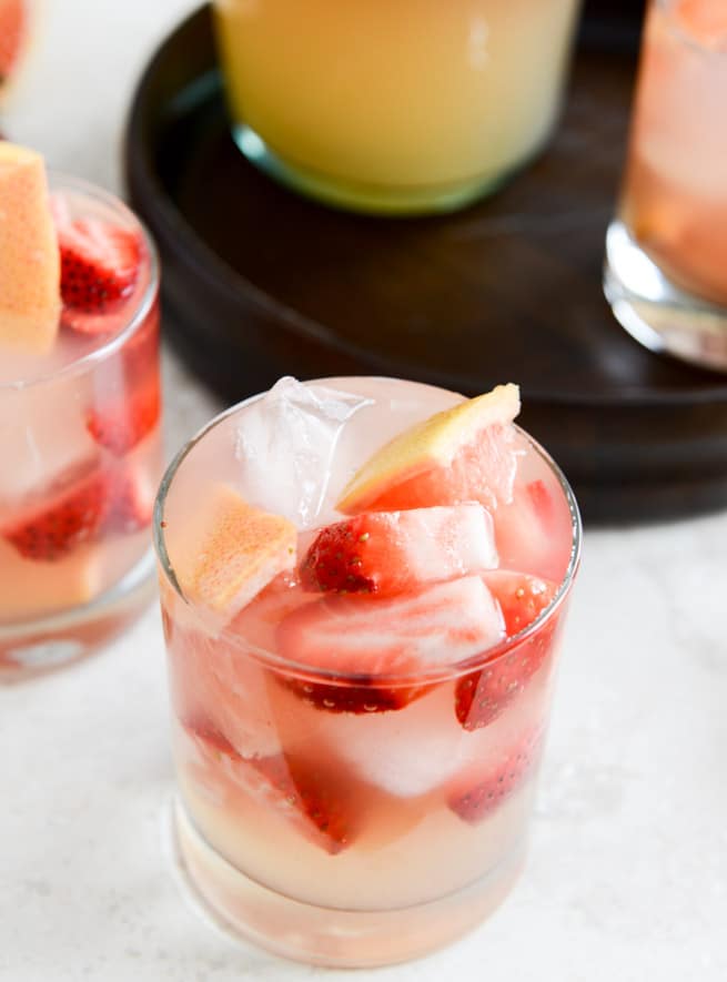 Sparkling Grapefruit Sangria I howsweeteats.com